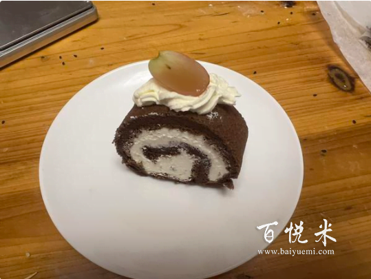 這道可可奶油蛋糕卷做起來很容易，吃著上癮，快來試試